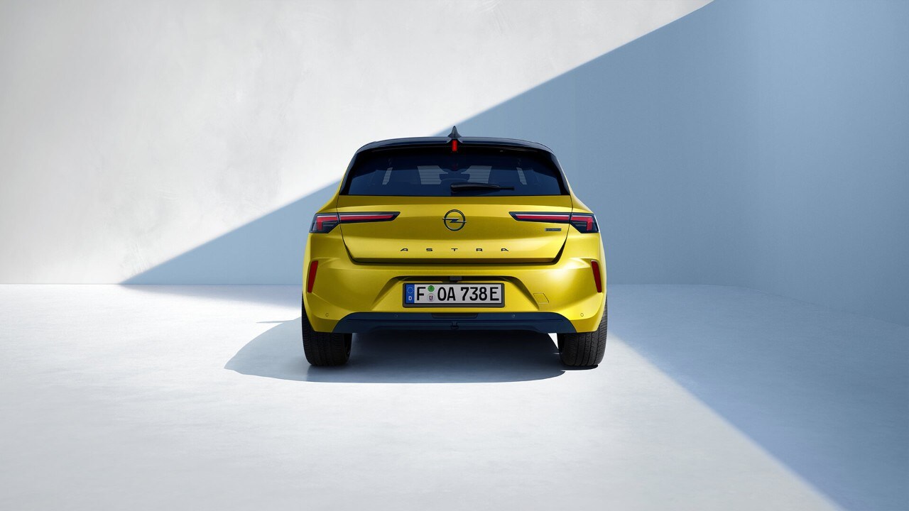 Vista trasera de un Opel Astra Hatchback amarillo