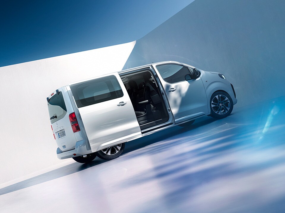 Vista lateral de un Opel Zafira blanco con puerta corredera